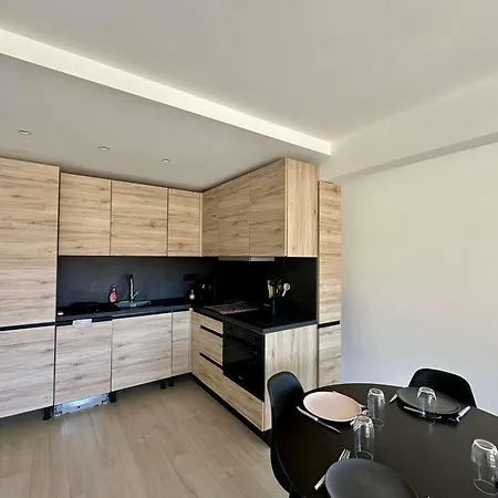 Renove A : 2 Pieces, Clim, 2 Balcons, Parking, 1ere Etage, Centre-ville - Fr-1-226b-216 Apartment