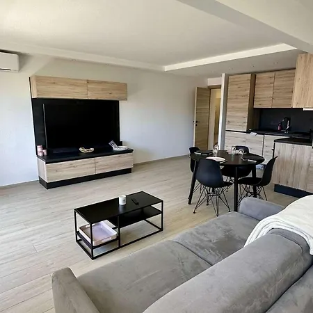 Renove A : 2 Pieces, Clim, 2 Balcons, Parking, 1ere Etage, Centre-ville - Fr-1-226b-216 Cavalaire-sur-Mer
