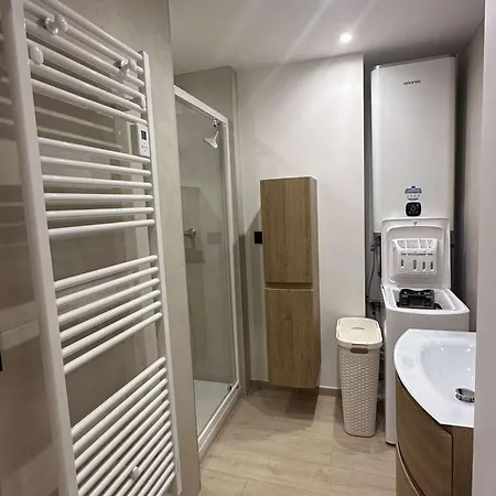 Apartment Renove A : 2 Pieces, Clim, 2 Balcons, Parking, 1ere Etage, Centre-ville - Fr-1-226b-216