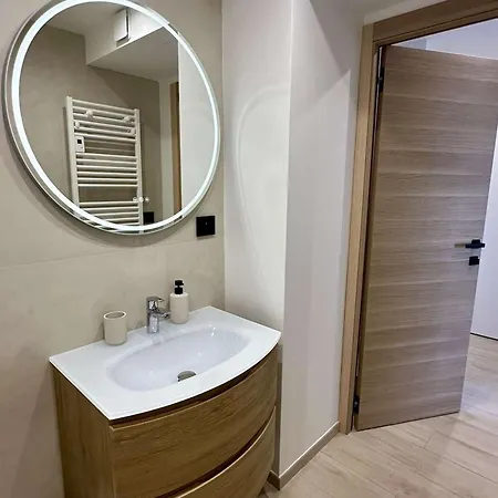 Renove A : 2 Pieces, Clim, 2 Balcons, Parking, 1ere Etage, Centre-ville - Fr-1-226b-216 *